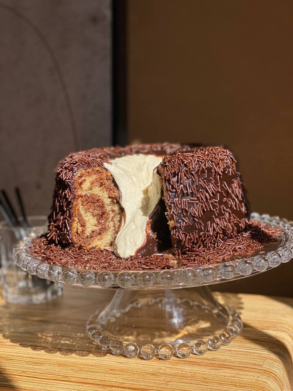 Mesclado com cobertura de chocolate e vulcão de leitinho.